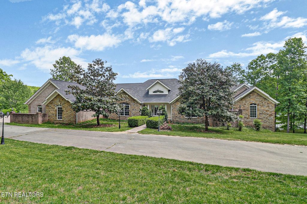 310 Old Stagecoach Place, Crossville, TN 38571