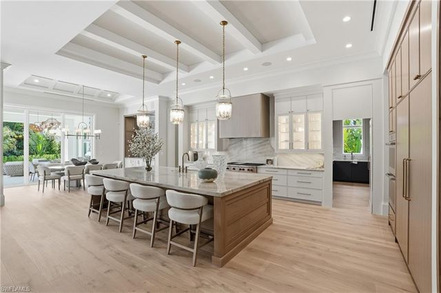 626 Fountainhead LN, Naples, FL 34103