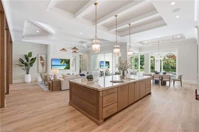 626 Fountainhead LN, Naples, FL 34103