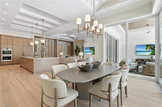 626 Fountainhead LN, Naples, FL 34103