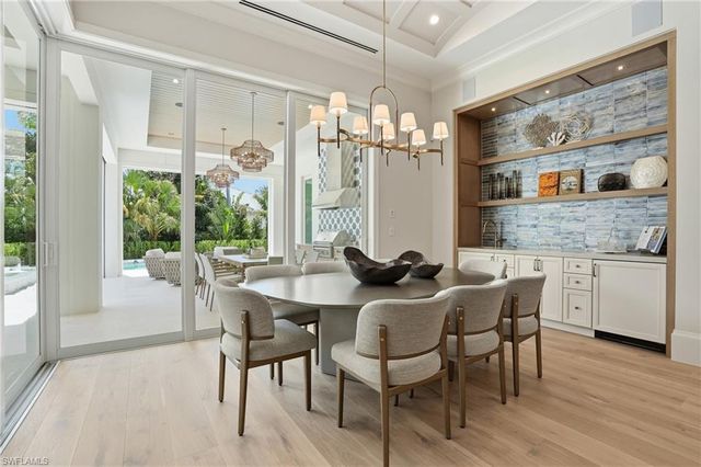 626 Fountainhead LN, Naples, FL 34103