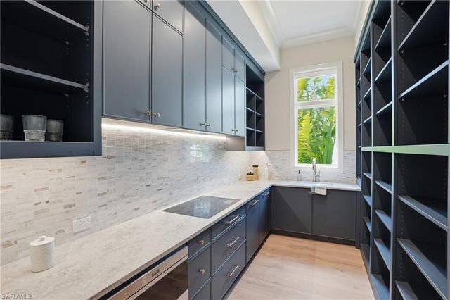 626 Fountainhead LN, Naples, FL 34103