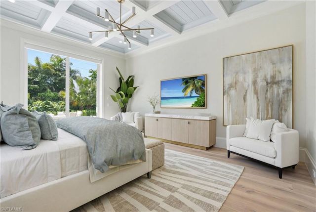 626 Fountainhead LN, Naples, FL 34103