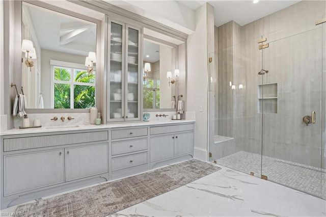 626 Fountainhead LN, Naples, FL 34103