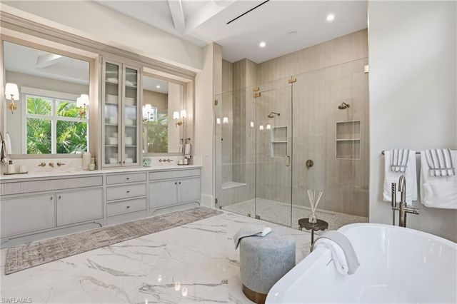 626 Fountainhead LN, Naples, FL 34103