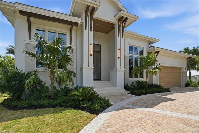 626 Fountainhead LN, Naples, FL 34103