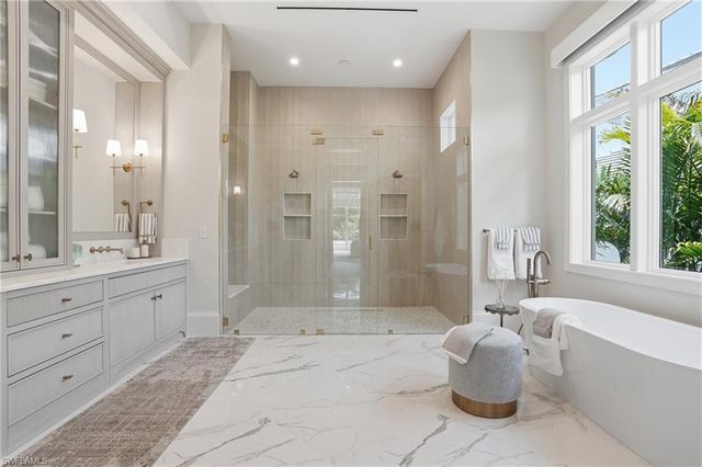 626 Fountainhead LN, Naples, FL 34103