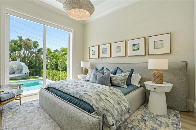 626 Fountainhead LN, Naples, FL 34103