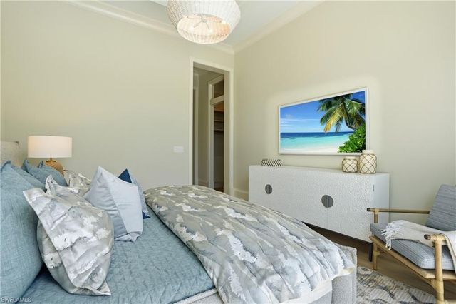 626 Fountainhead LN, Naples, FL 34103