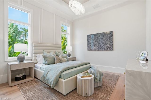 626 Fountainhead LN, Naples, FL 34103