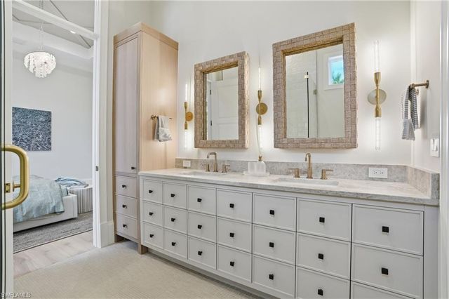 626 Fountainhead LN, Naples, FL 34103