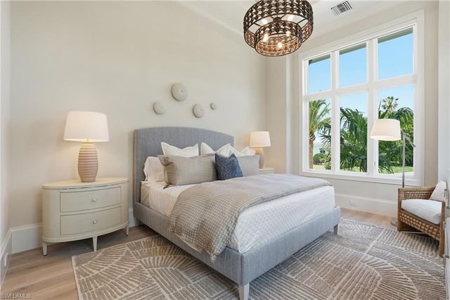 626 Fountainhead LN, Naples, FL 34103