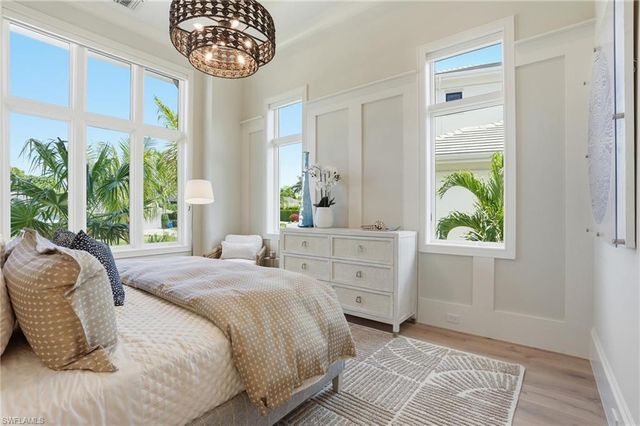 626 Fountainhead LN, Naples, FL 34103