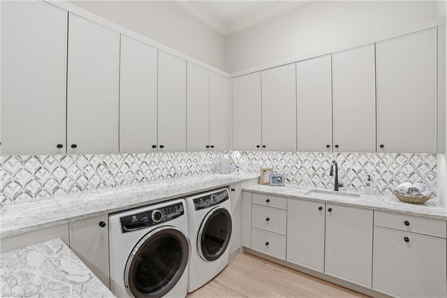 626 Fountainhead LN, Naples, FL 34103