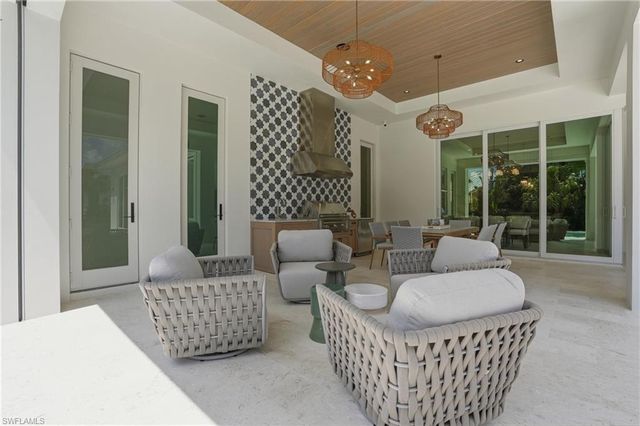 626 Fountainhead LN, Naples, FL 34103