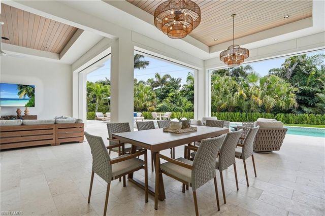 626 Fountainhead LN, Naples, FL 34103