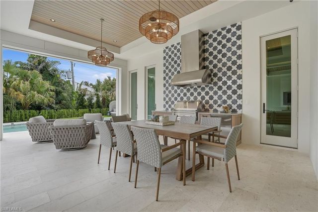 626 Fountainhead LN, Naples, FL 34103