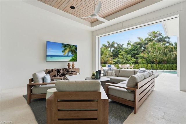 626 Fountainhead LN, Naples, FL 34103