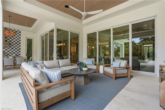 626 Fountainhead LN, Naples, FL 34103