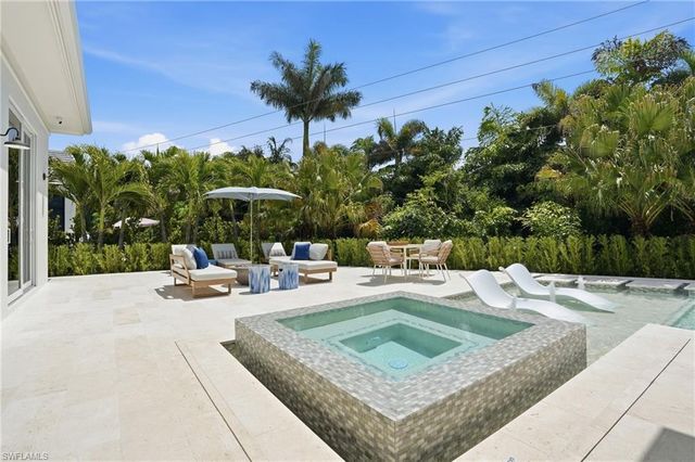 626 Fountainhead LN, Naples, FL 34103