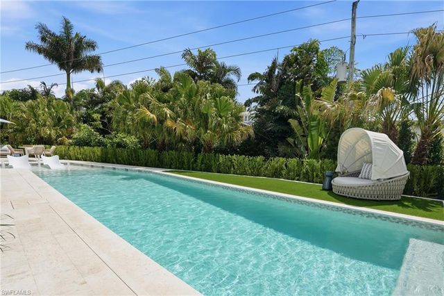 626 Fountainhead LN, Naples, FL 34103