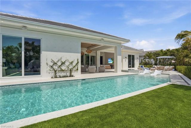 626 Fountainhead LN, Naples, FL 34103