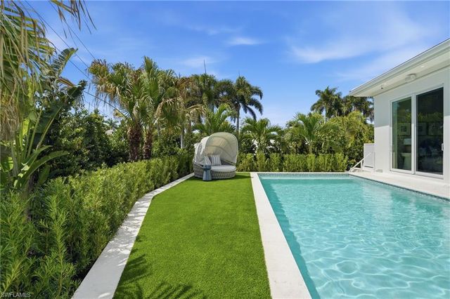 626 Fountainhead LN, Naples, FL 34103