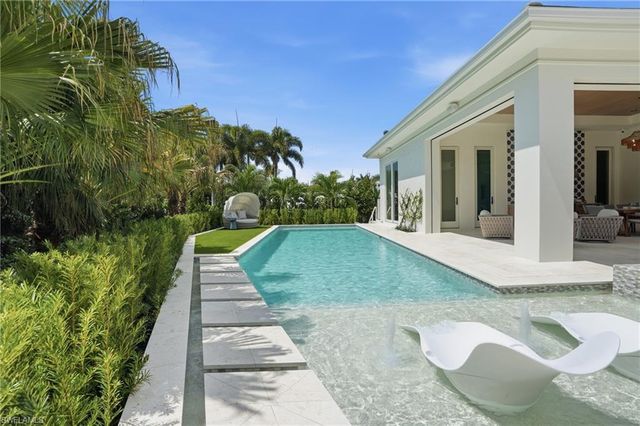 626 Fountainhead LN, Naples, FL 34103