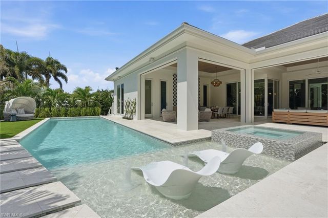 626 Fountainhead LN, Naples, FL 34103