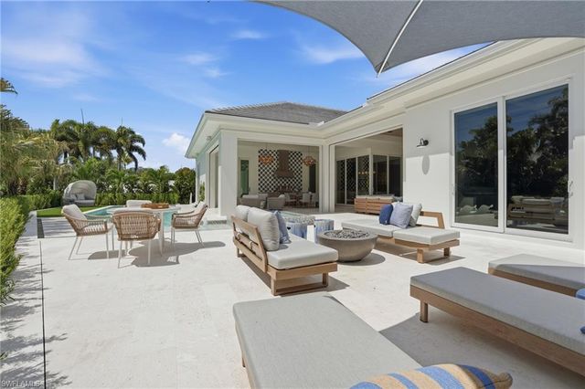 626 Fountainhead LN, Naples, FL 34103