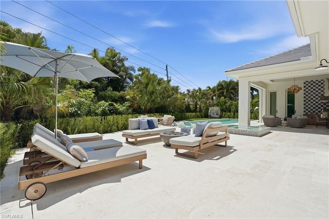 626 Fountainhead LN, Naples, FL 34103