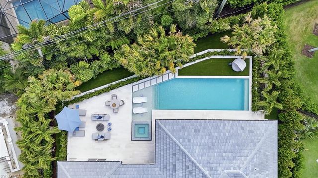 626 Fountainhead LN, Naples, FL 34103