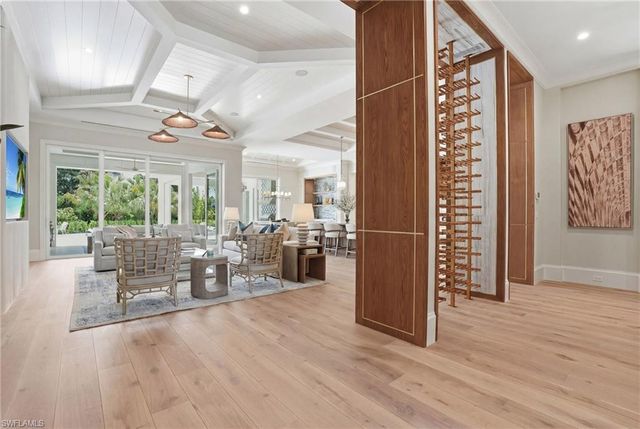 626 Fountainhead LN, Naples, FL 34103