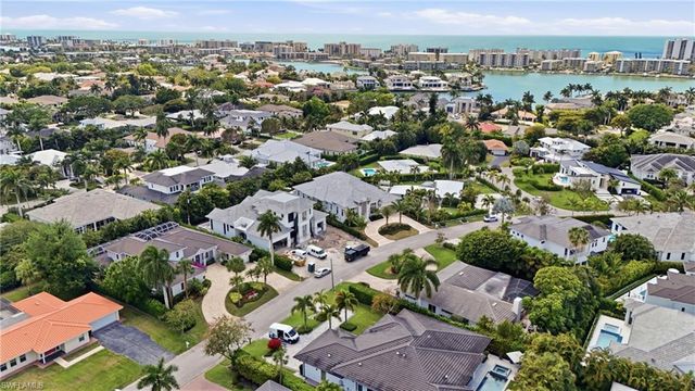 626 Fountainhead LN, Naples, FL 34103