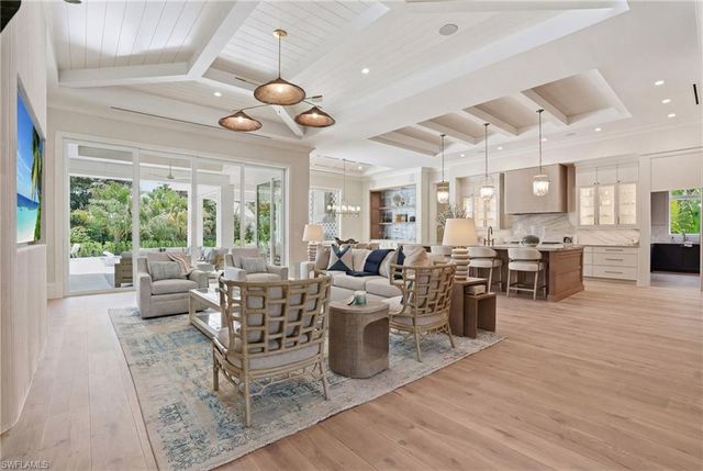 626 Fountainhead LN, Naples, FL 34103