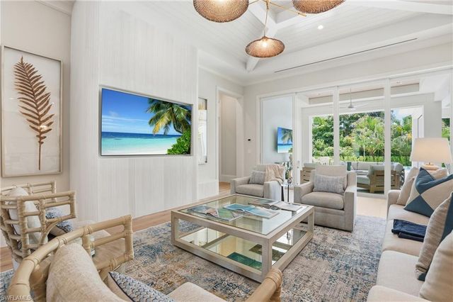 626 Fountainhead LN, Naples, FL 34103