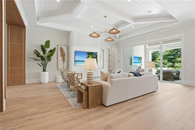 626 Fountainhead LN, Naples, FL 34103