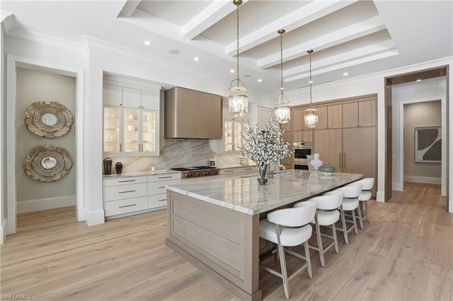 626 Fountainhead LN, Naples, FL 34103