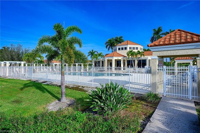 7778 Emerald CIR P104, Naples, FL 34109