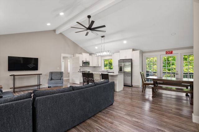 2498 Center Point Rd, Hendersonville, TN 37075