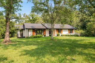2498 Center Point Rd, Hendersonville, TN 37075