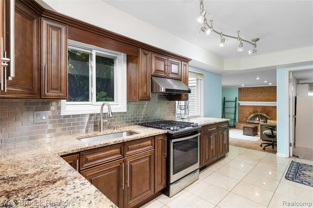 2312 Hillcrescent Drive, Troy, MI 48085