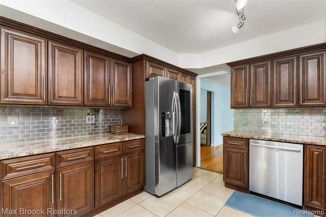 2312 Hillcrescent Drive, Troy, MI 48085
