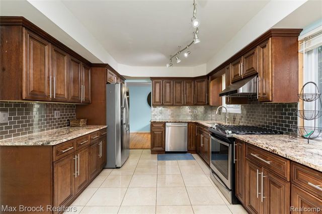 2312 Hillcrescent Drive, Troy, MI 48085