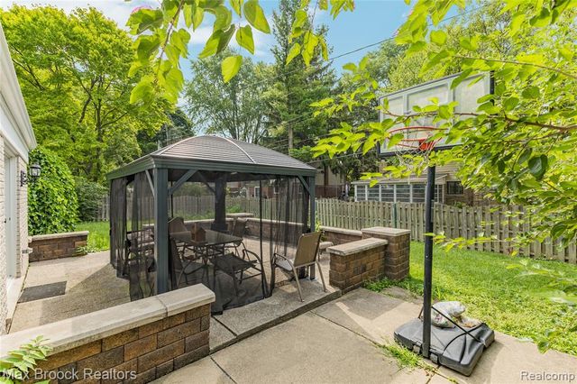 2312 Hillcrescent Drive, Troy, MI 48085