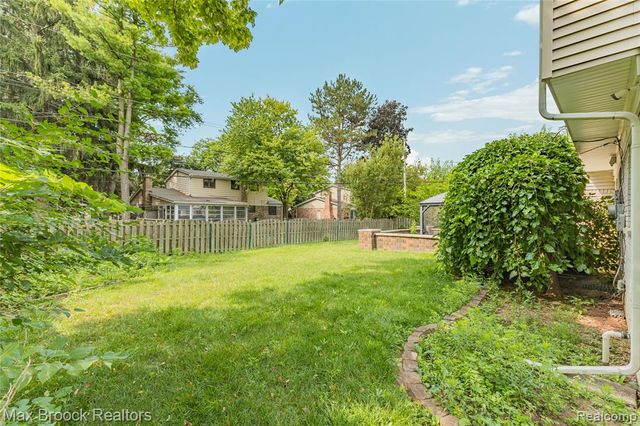 2312 Hillcrescent Drive, Troy, MI 48085