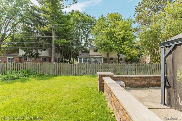 2312 Hillcrescent Drive, Troy, MI 48085
