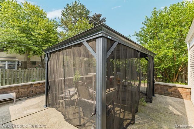 2312 Hillcrescent Drive, Troy, MI 48085
