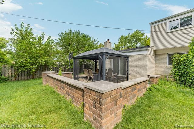 2312 Hillcrescent Drive, Troy, MI 48085