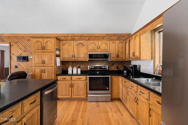 196 Hiddenwood Drive, Mountain City, TN 37683